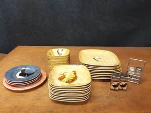 lot 190 image: Rooster Dishes Set - Nice Shape, No Chips
