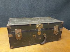 lot 235 image: Vintage Metal Trunk - 30 x 16 x 12