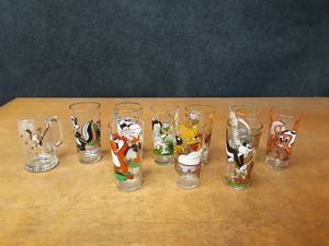 lot 270 image: Vintage 1976 Looney Toons Pepsi Glasses Collection and More