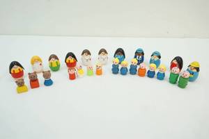 lot 12 image: Vintage toy people