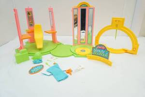 lot 13 image: Vintage Barbie boutique