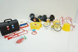 lot 15 image: Vintage toys