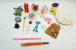 lot 17 image: Vintage toys