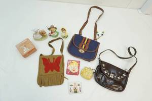 lot 18 image: Vintage purses and figurines