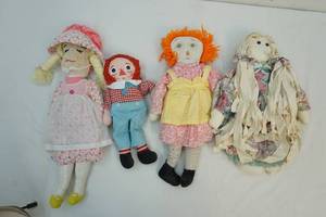 lot 24 image: Rag dolls
