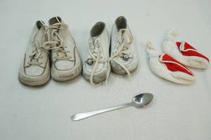 lot 26 image: Vintage baby items