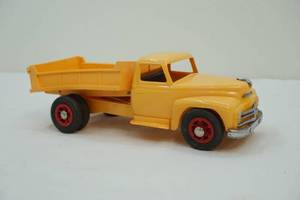 lot 27 image: Vintage truck