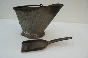 lot 29 image: Vintage bucket and shovel