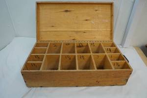 lot 32 image: Vintage wood box