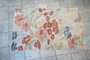 lot 35 image: Area rug