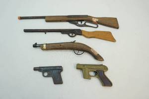 lot 72 image: Vintage toy guns
