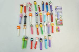 lot 82 image: Pez dispensers