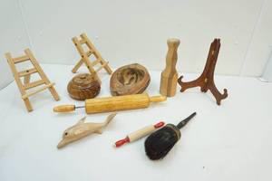 lot 84 image: Wooden items