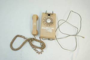 lot 7 image: Vintage telephone