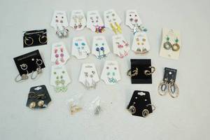 lot 124 image: Earrings