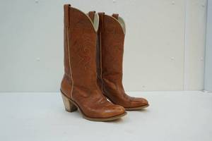 lot 128 image: Boots