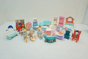 lot 132 image: Doll house items and dolls
