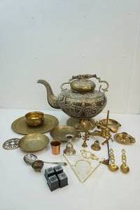 lot 141 image: Brass items