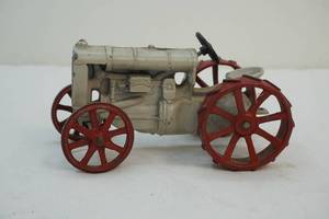 lot 166 image: Universal hobbies Fordson