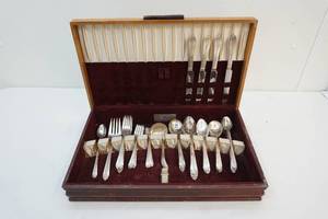 lot 171 image: Flatware set