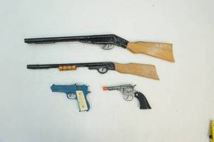 lot 190 image: Vintage toy guns