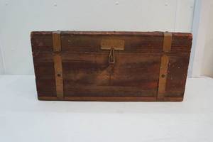 lot 192 image: Chest