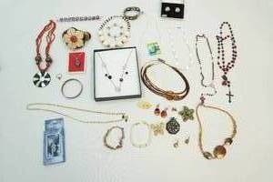 lot 201 image: Jewelry