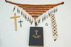 lot 214 image: Religious items