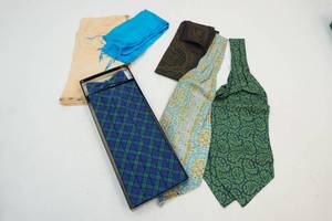 lot 225 image: Scarves and ties