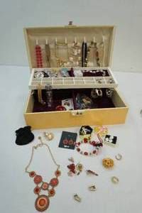 lot 236 image: Jewelry box with jewelry