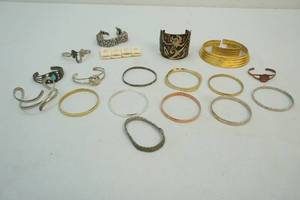 lot 237 image: Jewelry