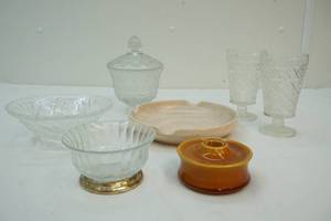 lot 285 image: Ceramics and glassware