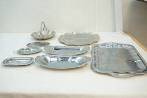 lot 292 image: Trays and dishes