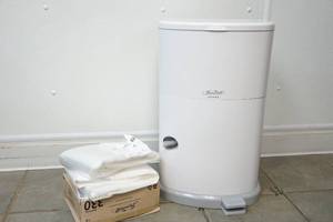 lot 312 image: Diaper bin