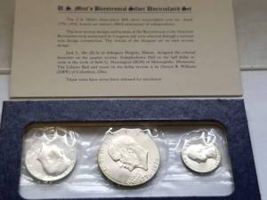 1976 BICENTENNIAL US MINT SILVER COIN SET (3 COINS)