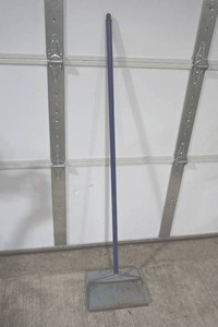 Dust pan