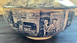 lot 20 image: Liberty Blue Soup Tureen