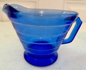 lot 14 image: Hazel Atlas and Small Shirley Temple Pitcher