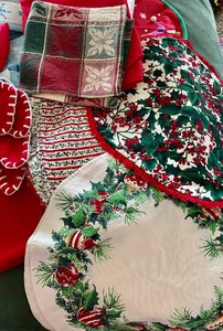 lot 357 image: Holiday Linens