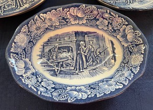 lot 25 image: Liberty Blue Oval bakers and a Gravy Boat