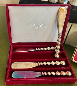 lot 32 image: Serving Goodies