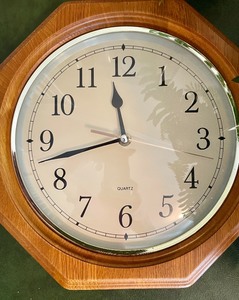 lot 59 image: Home Decor Grouping