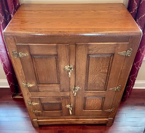 lot 70 image: Stunning Vintage Ice Chest