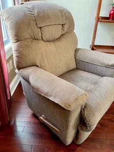 lot 97 image: Comfortable Recliner