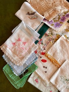 lot 92 image: Vintage Hankies and Thimbles