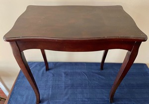 lot 308 image: Petite Writing Table