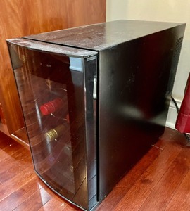 lot 310 image: Fridgidaire Wine Cooler