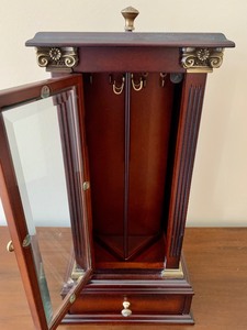 lot 322 image: Turn Style Jewelry Box