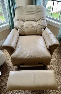 lot 321 image: Cream Leather Recliner