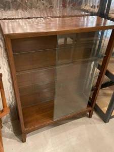 lot 142 image: Wooden Display Piece With Glass Doors and Three Adjustable Glass Shelves